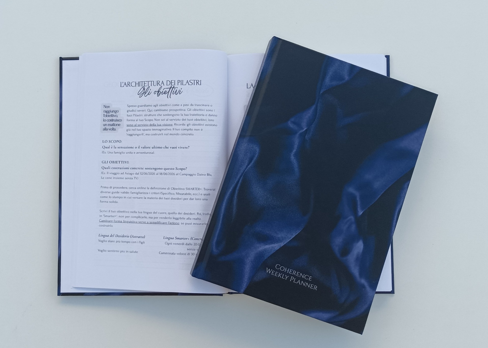Coherence Weekly Planner, copertina blu, appoggiato in verticale"