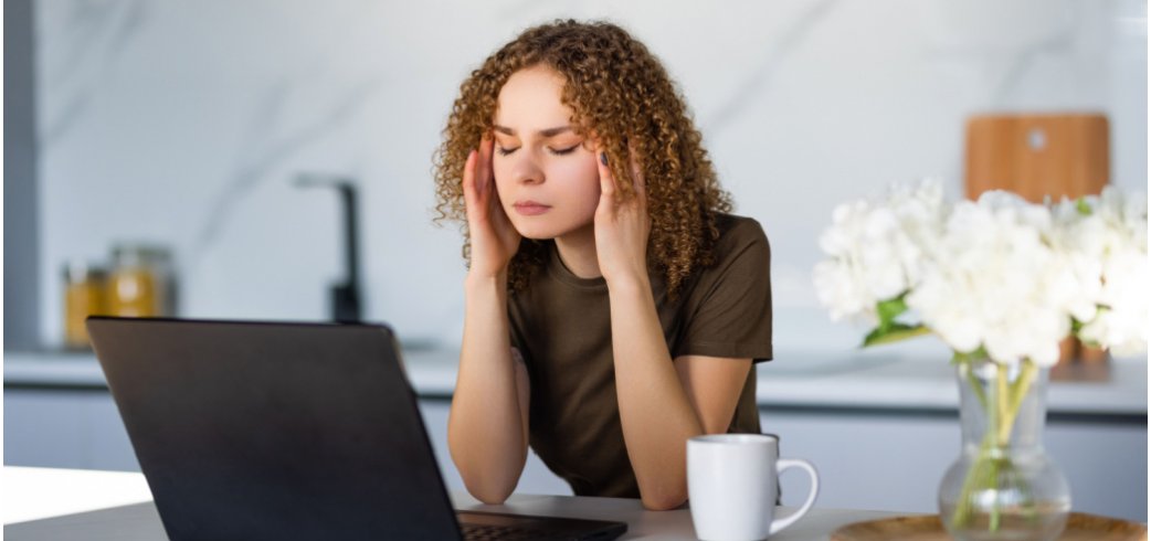 Stress da lavoro, stanchezza sul lavoro, esaurimento sul lavoro, ragazza sfinita davanti al pc